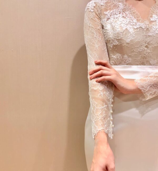 Monique Lhuillier (モニーク・ルイリエ) 新作のスレンダーラインのドレス