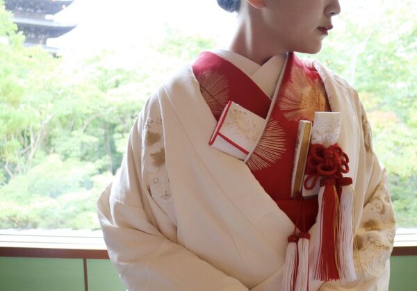 THE SODOH HIGASHIYAMA KYOTO(ザ ソウドウ ヒガシヤマ キョウト）におすすめの和装コーディネートのご紹介 ～金刺繍の白無垢、赤色と灰色の色掛下～