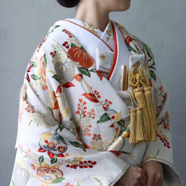 東京エリアの結婚式におすすめの新作色打掛のご紹介〜白地の色打掛〜