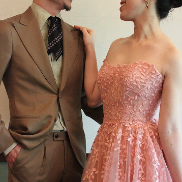 結婚式のお洒落なカラードレス&タキシードのコーディネートのご紹介