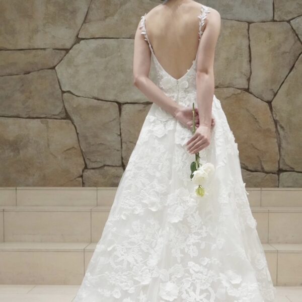 ザ カワブン ナゴヤにおすすめのMonique Lhuillier（モニーク ルイリエ）のウェディングドレスのご紹介