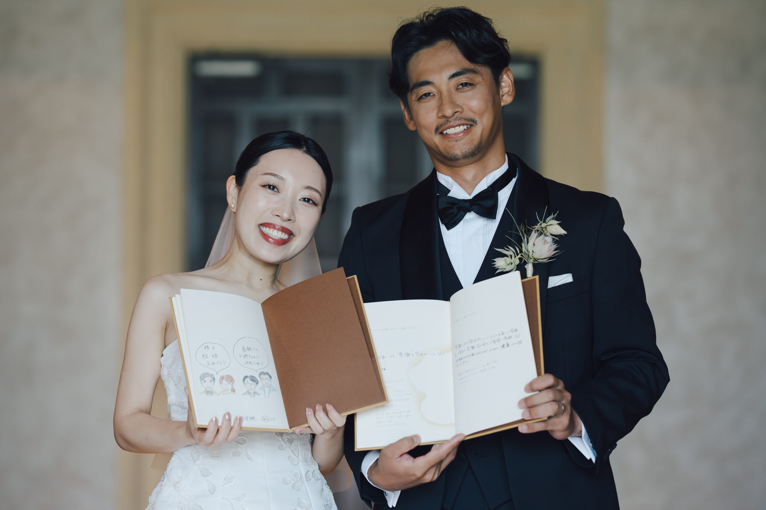 ブラックタキシードと純白のウェディングドレスがお二人のコントラストを引き立てます
