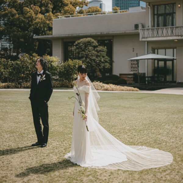 スレンダーラインのウェディングドレスで叶える、センス溢れるモードなご結婚式