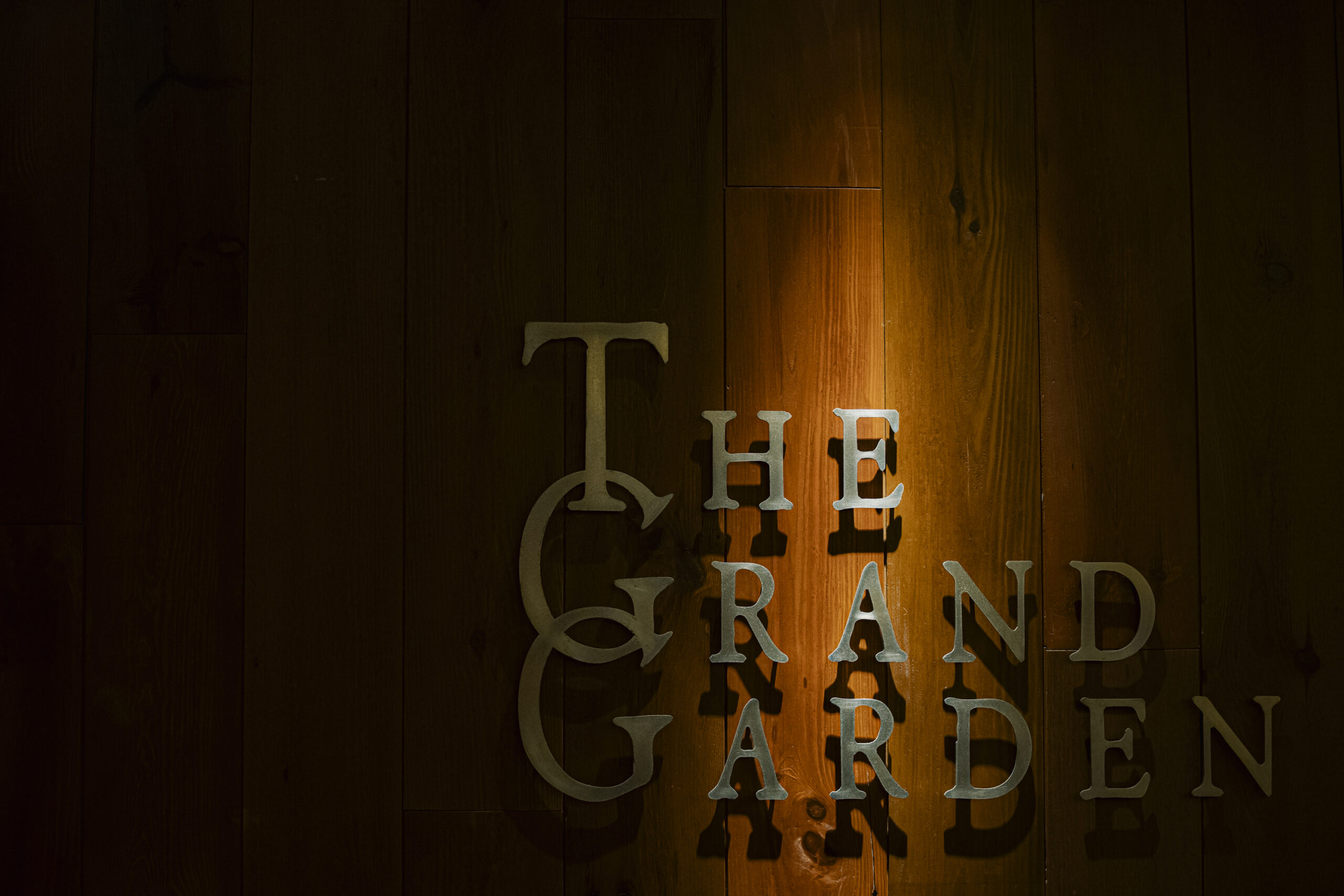 THE GRAND GARDENの披露宴会場は、やや深めの色味の木目に潔い白壁
