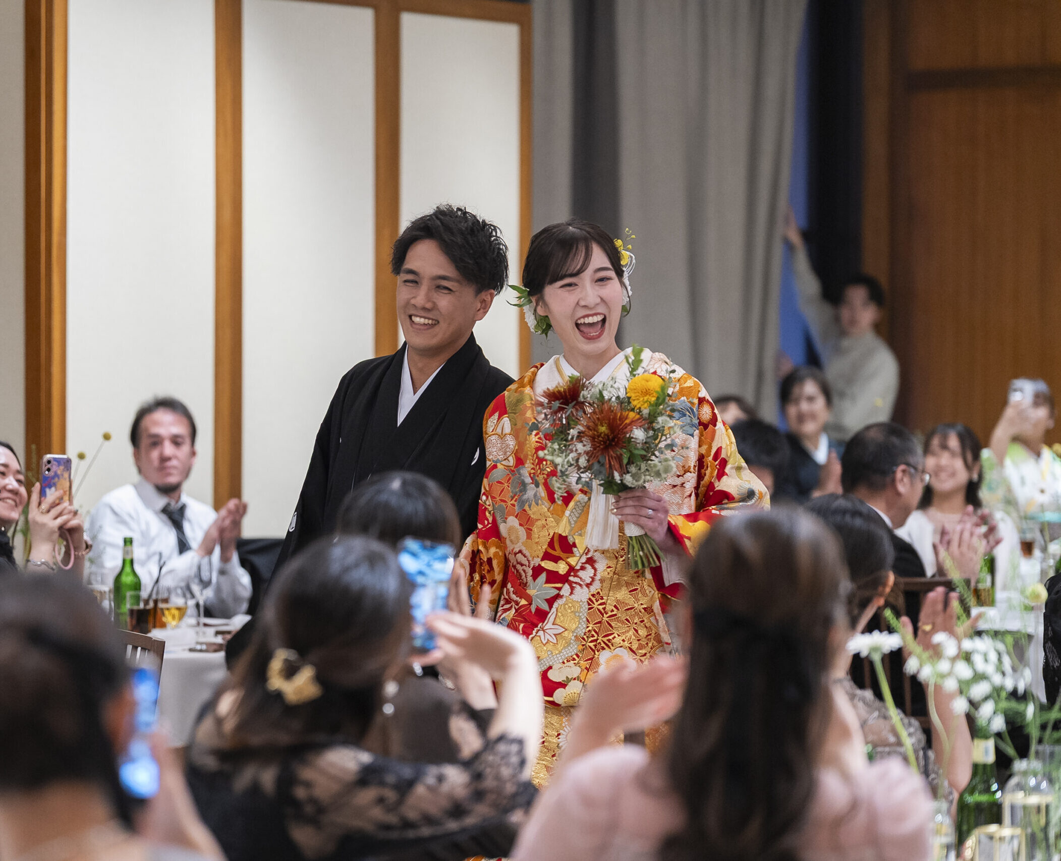 披露宴なので式より華やかに纏いたいという想いがあり、披露宴入場では赤地の色打掛をお召しいただきました。